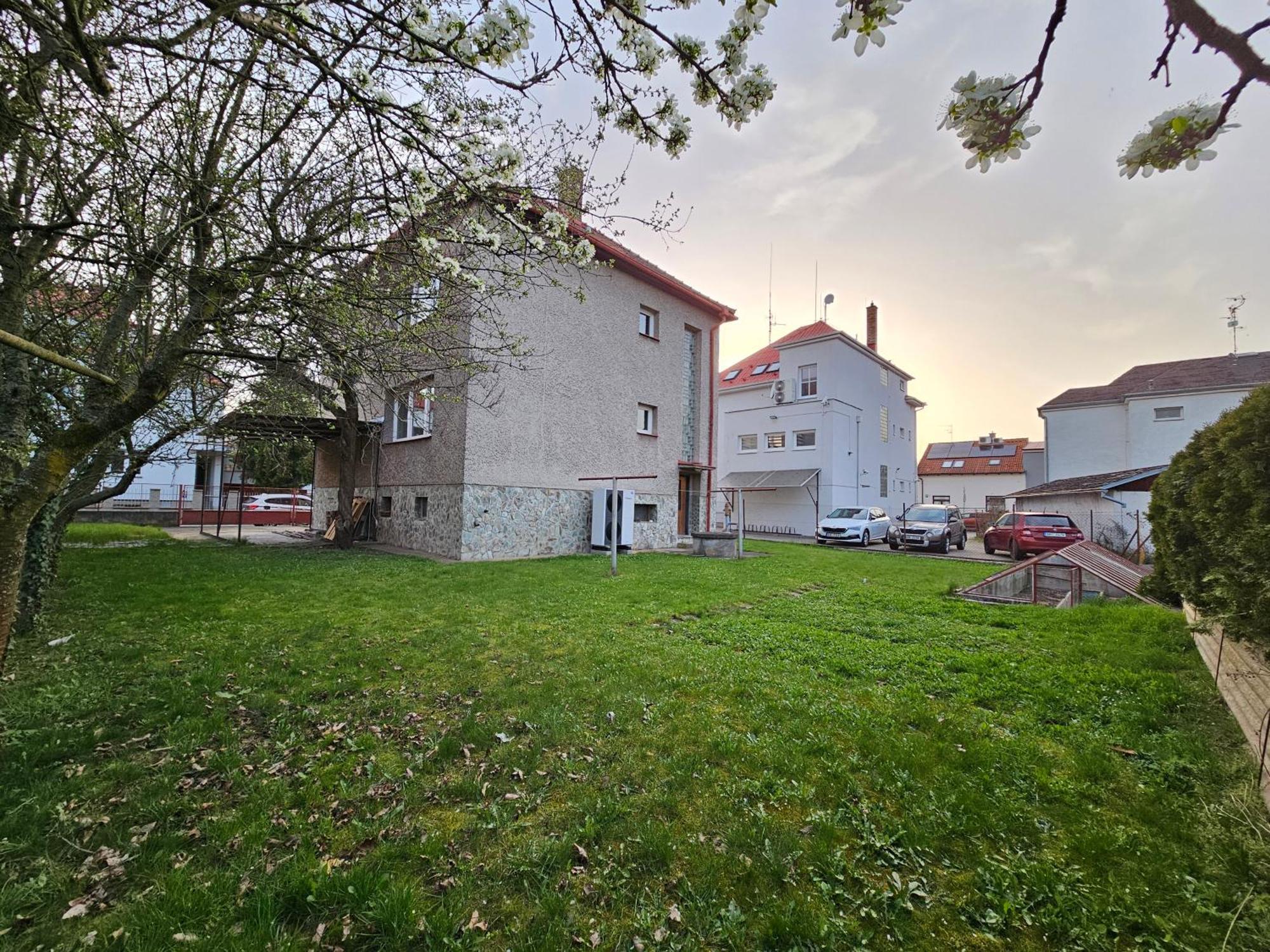 Slunny Byt V Klidne Casti Hradce Kralove - Zahrada, Parkovani Zdarma Hradec Králové المظهر الخارجي الصورة